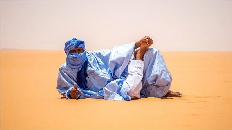 Laki-laki Gurun Sahara yang menggunakan pakaian serba biru.