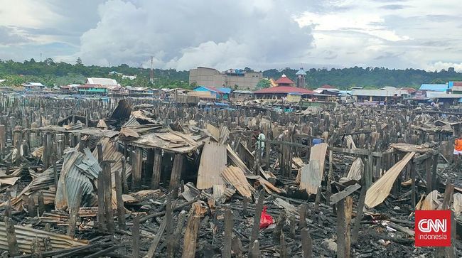 Puing-puing sisa kebakaran di perkampungan Nelayan, Manokwari, Papua Barat.