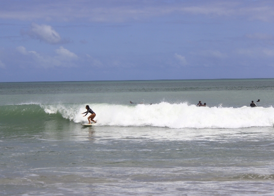 Wisatawan bermain selancar di Pantai Kuta, Bali. (Istimewa)