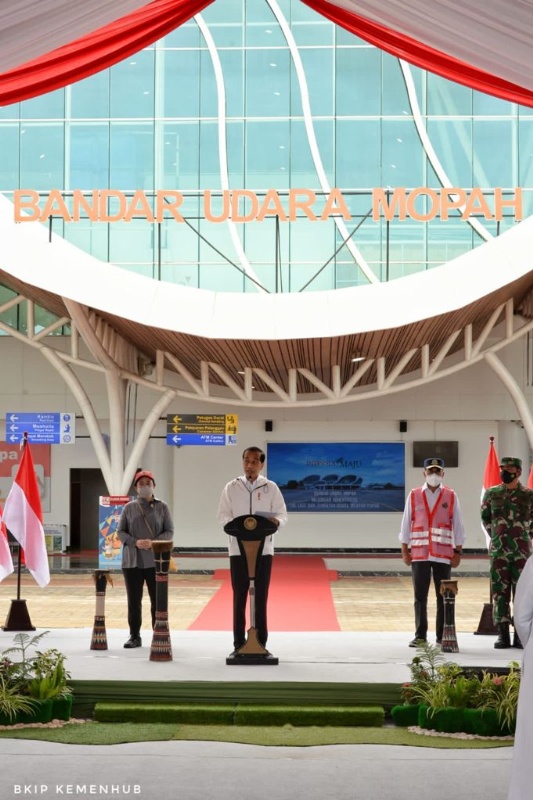Presiden Joko Widodo saat meresmikan terminal baru Bandara Mopah, Merauke