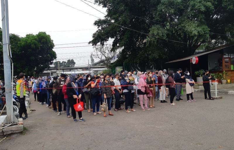 Antrean penumpang KRL di Stasiun Bekasi pada Senin (4/10/2021) pagi.