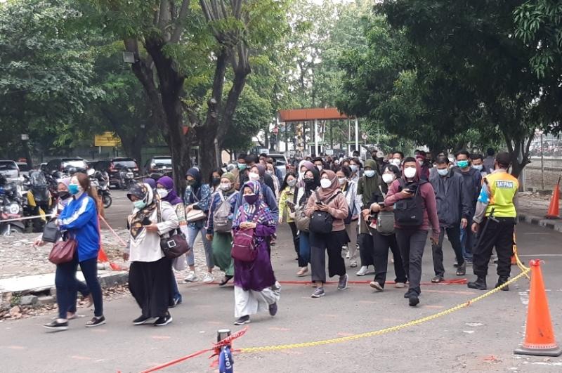 Penumpang KRL berjalan pada jalur antran setelah dilakukan pemeriksaan sertifikat vaksin di halaman Stasiun Bekasi, Senin (4/10/2021). 