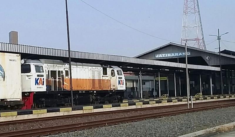 Salah satu rangkaian kereta api melewati Stasiun Kereta Api Jatibarang, Minggu (3/10/2021) pagi. (Taryani) 