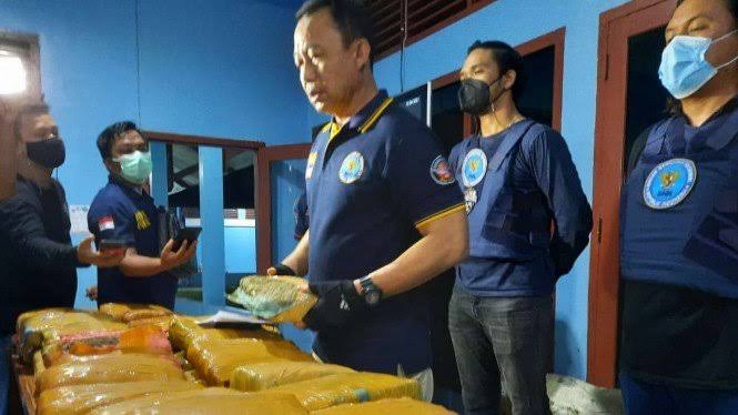 Petugas amankan ganja dengan modus paket ikan asin. Foto: viva.co.id.