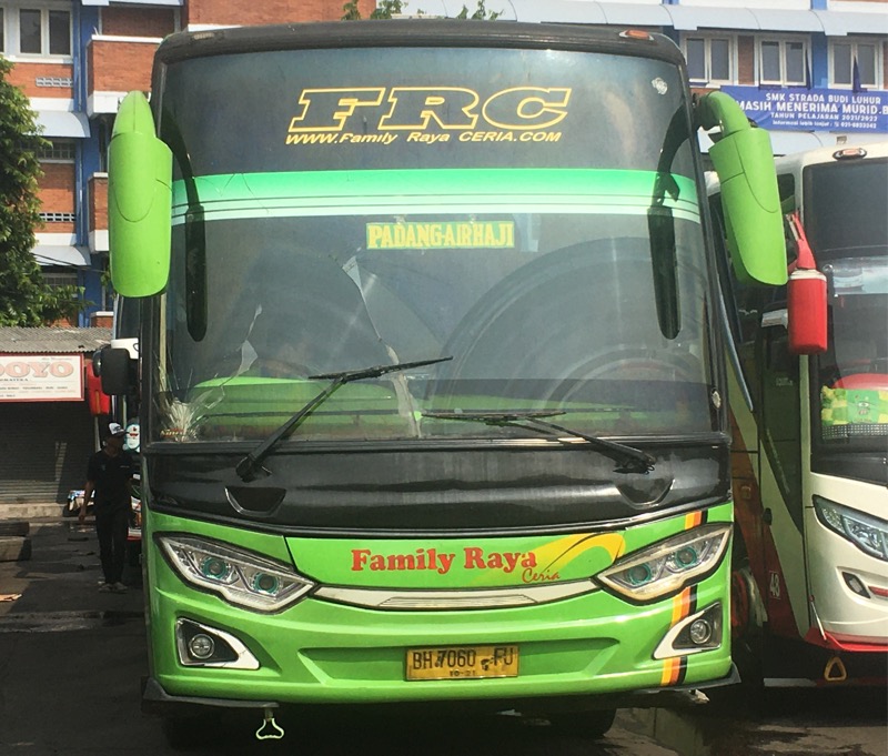 Bus Family Raya Ceria (FRC) tujuan Padang-Air Haji di Terminal Bekasi, Selasa (5/10/2021). Foto: BeritaTrans.com.