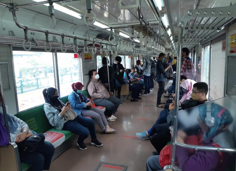 Suasana di dalam rangkaian KRL yang diberangkatkan dari Stasiun Bekasi menuju JakartaKota pada Selasa (5/10/2021). 