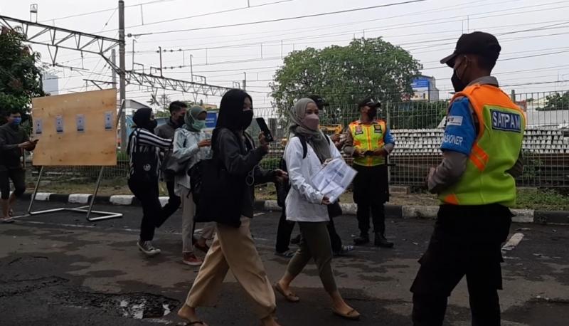 Jalur pemeriksaat sertifikat vaksin di Stasiun Bekasi, Selasa (5/10/2021).