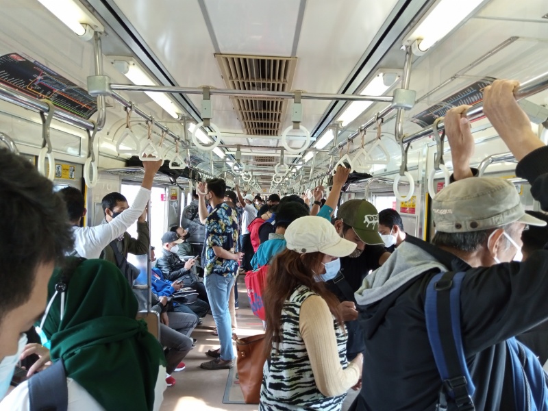 Suasana di KRL tujuan akhir Jatinegara