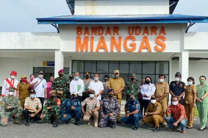 Menteri Kelautan Perikanan Wahyu Trenggono didampingi Gubernur Sulut Olly Dondokambey bersama forkopimda melakukan kunjungan ke pulau terluar, Miangas. (foto:ANTARA/HO-Humas KKP)