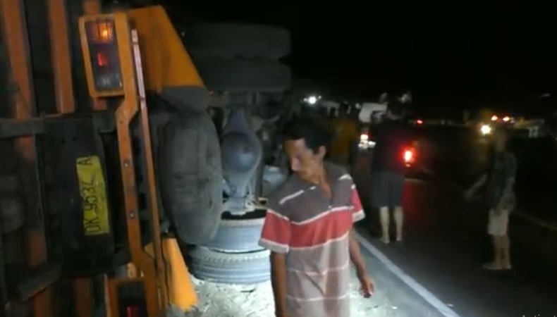 Truk terguling di Baluran, Situbondo, Jawa Timur, Selasa (5/10/2021). (Foto:Istimewa))