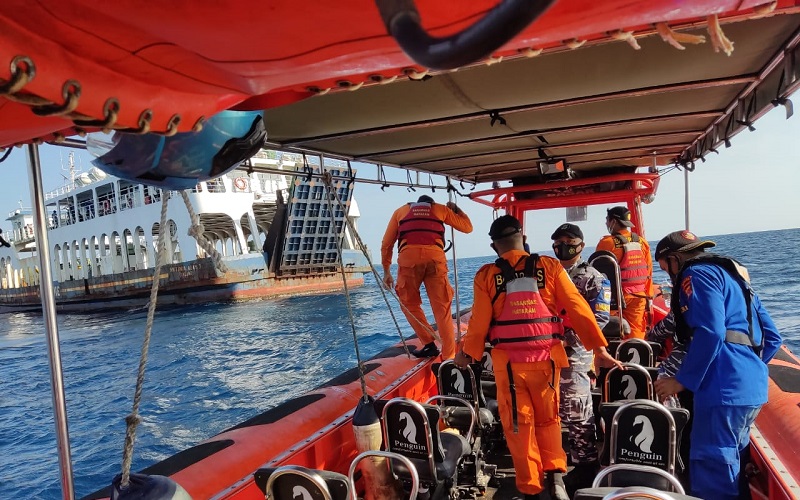 Tim SAR evakuasi penumpang kapal penyeberangan dari Poto Tano Sumbawa Barat Kandas (Foto : istimewa/iNews.id)