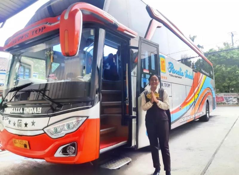 Alisa pramugari bus Rosalia Indah jurusan Jakarta-Malang saat menaikkan penumpangnya di pool Rosalia Indah, Bekasi, Rabu (6/10/2021).