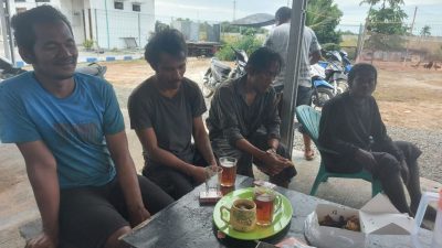 Empat Awak KM Aman Jaya yan berhasil diselamatkan sedang istirahat di Posmat Kualatanjung.(foto:istimewa)