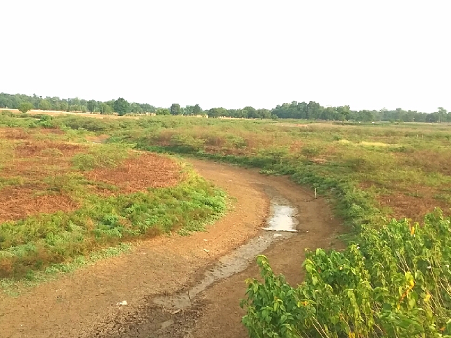 Kondisi waduk Cipancuh kering kerontang tak ada air. (Taryani)