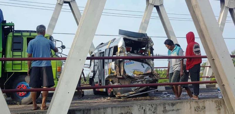 Truk Hino menabrak Elf hingga berputar arah 45 derajat dan ringsek  di jembatan Cilet perbatasan Kecamatan Losarang dan Kecamatan Kandanghaur, Indramayu, Jabar. (Ist.)