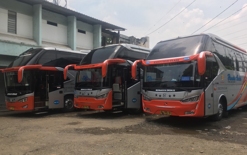 Tiga bus Rosalia Indah di pool Pondok Ungu, Bekasi Barat, Kamis (7/10/2021). Foto: BeritaTrans.com.