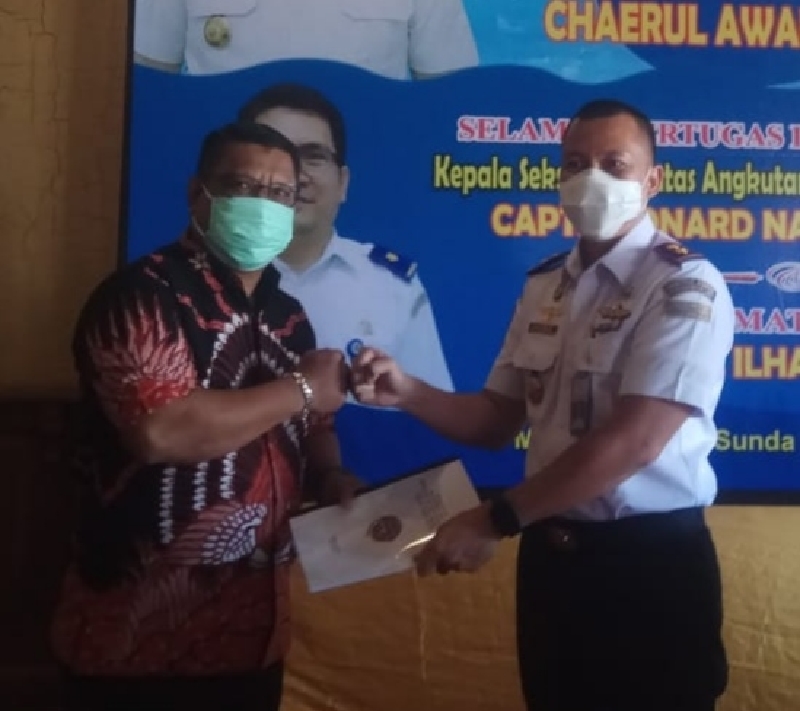 Pisah Sambut Kepala Kantor KSOP Sunda Kelapa, Capt Roni Fahmi kepada Chaerul Awaluddin (Foto:dok/istimewa) 