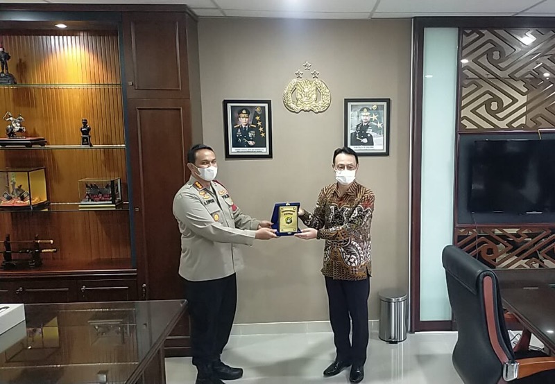Duta Besar Jepang untuk Indonesia, Mr Kanasugi Kenji dan Kapolres Metro Bekasi Kota, Kombes Pol Aloysius Suprijadi