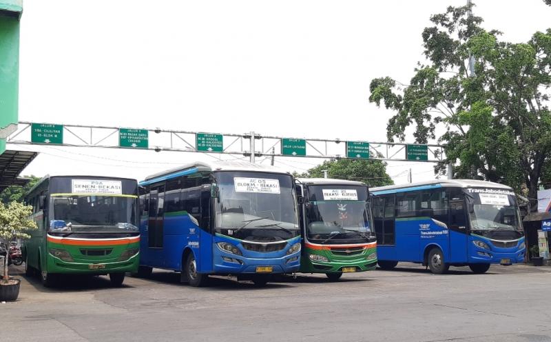 Bus Mayasari Baksi atau Transjabodetabek saat menunggu keberangkatan di Terminal Bekasi, Kamis (7/10/2021).