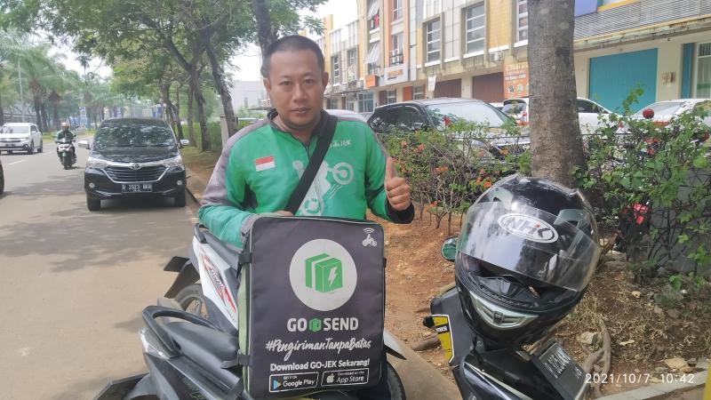 Tengku driver ojek online dari Gojek di Kawasan Grand Wisata, Tambun, Kabupaten Bekasi. (foto: BeritaTrans.com/ahmad)