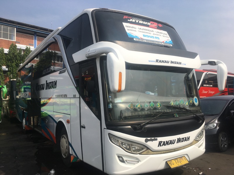 Bus Ranau Indah nomor lambung 81 tujuan Ranau, Sumatera Selatan di Terminal Bekasi, Kamis (7/10/2021) pagi. Foto: BeritaTrans.com.