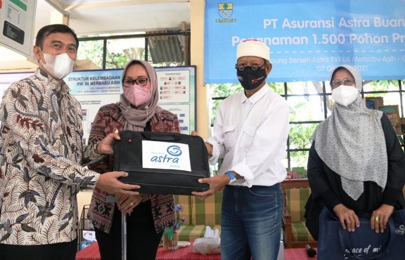 Wakil Wali Kota Cirebon, Dra. Hj. Eti Herawati, Astra Financial diwakili Asuransi Astra, Adi Sepiarso dan Ketua RW 08 Merbabu Asih,  Agus Supriono foto bersama. (Ist.)