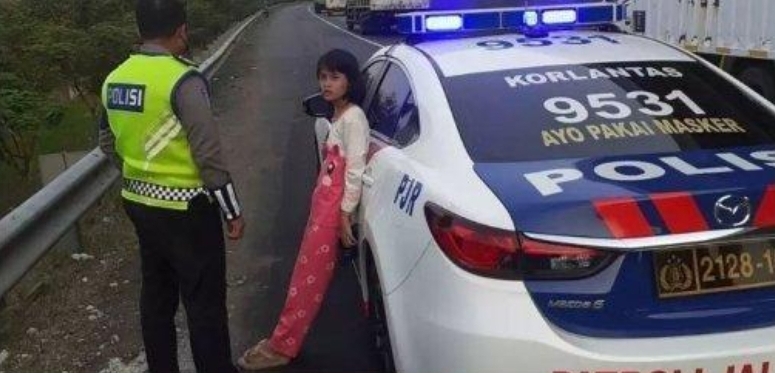 Salah Naik Bus, Bocah Perempuan Diturunkan di Ruas Tol Jakarta-Cikampek. 