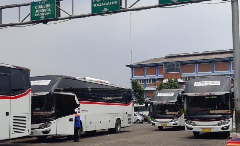 Bus Primajasa di Terminal Bekasi, Jawa Barat.