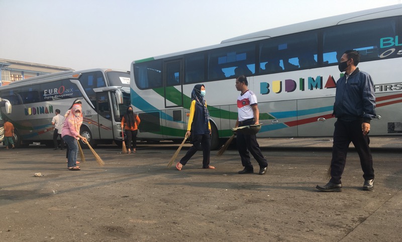 Petugas Terminal Bekasi rutin `Jumat Bersih`. Foto: BeritaTrans.com.