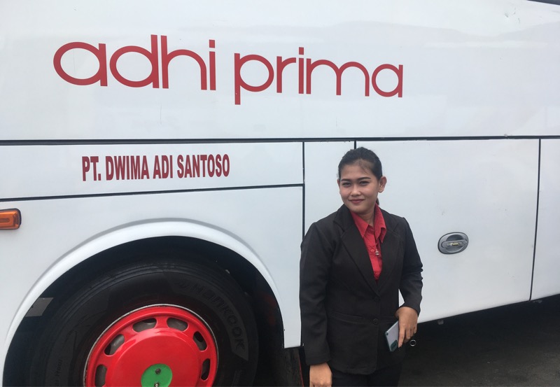 Novi, pramugari bus Adhi Prima dengan tujuan Palembang-Bekasi saat berada di Terminal Bekasi, Jumat (8/10/2021). Foto: BeritaTrans.com.