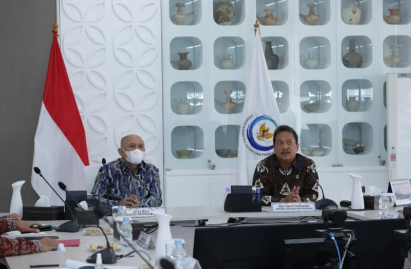 Menteri Kelautan dan Perikanan Sakti Wahyu Trenggono bersama Menteri Koperasi dan Usaha Kecil dan Menengah (Menkop dan UKM) Teten Masduki sepakat memperkuat sinergi untuk meningkatkan produktivitas sektor perikanan Indonesia melalui pengembangan peran koperasi dan usaha.