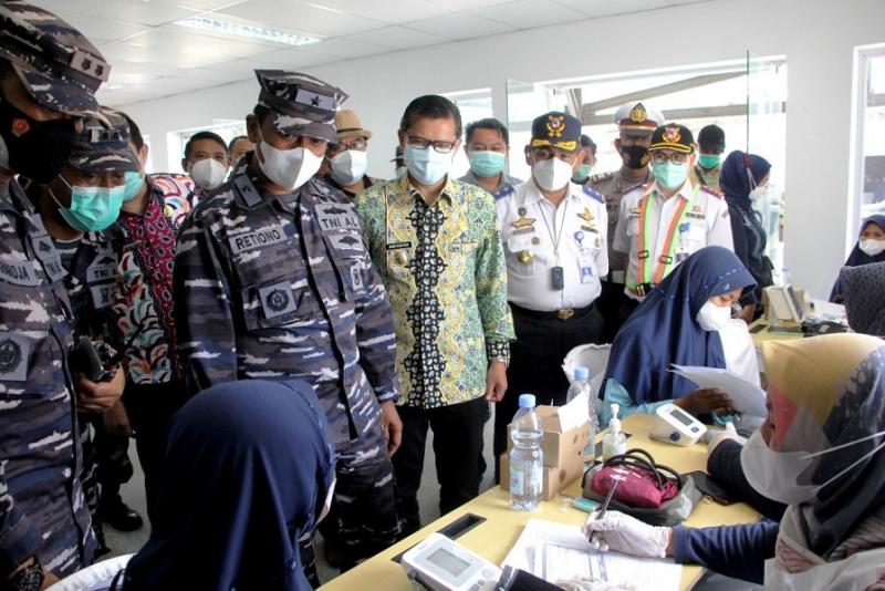 Kepala Staf Kolinlamil,  Laksamana Pertama TNI Retiono bersama  Wabup Subang,  Agus Masykur Rosyadi meninjau Serbuan Vaksinasi Maritim didampingi Kadinkes Subang,  dr. Maxi. (Ist.)