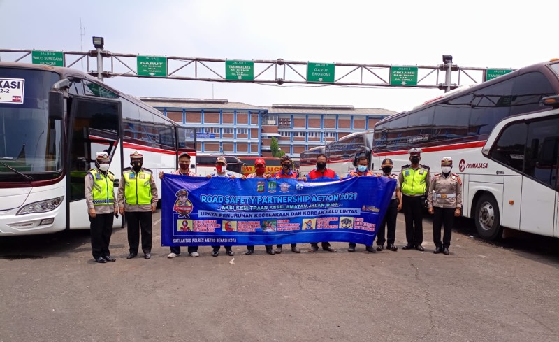 Unit Dikyasa Satlantas Polres Metro Bekasi Kota, Kampanye `Road Safety Partnership Action 2021` di Terminal Bekasi, Jumat (8/10/2021). Foto: Dok. Satlantas Polrestro Bekasi Kota/BeritaTrans.com.