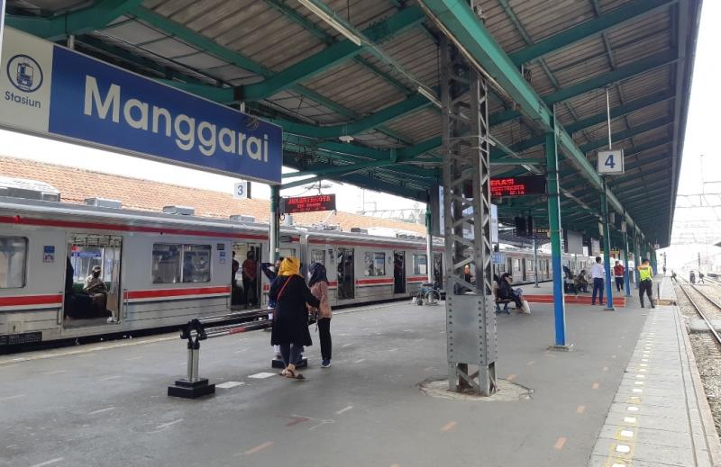 Mulai 9 Oktober 2021, jalur arah JakartaKota menuju Bekasi/Cikarang di Stasiun Manggarai dialihkan ke peron tiga karena di non aktifkannya jalur empat dan lima.
