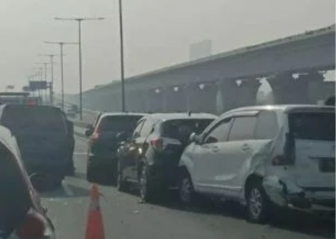 Kecelakaan beruntun terjadi di ruas Jalan Tol Layang Mohammed Bin Zayed (MBZ), tepatnya di Km 23 Jakarta arah Cikampek (daerah Cibitung), Sabtu (9/10/2021).