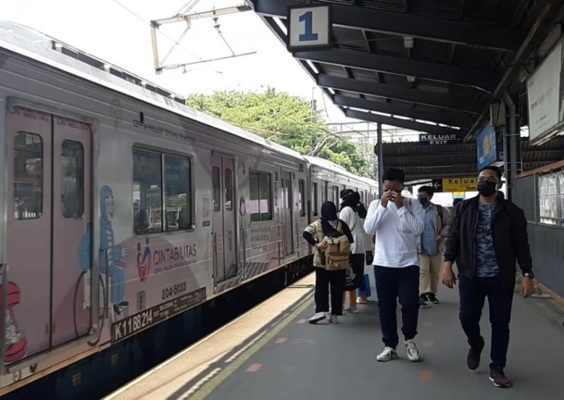 Suasana di jalur KRL Staisun Bekasi, Sabtu (9/10/2021).