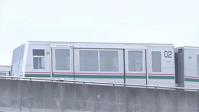 Nippori Toneri Liner berhenti karena gerbong depan tergelincir ke luar dari rel.