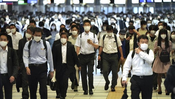 Penumpang memadati stasiun komuter di Jepang. (Ilustrasi)