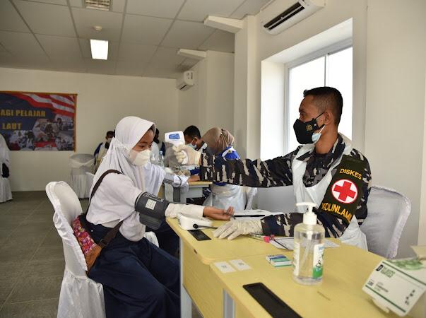 Mantap, Pelajar Subang divaksin di atas kapal perang