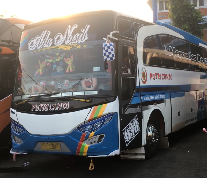 Bus Putri Candi rute Bekasi-Rawajitu di Terminal Bekasi, Minggu (10/10/2021). Foto: BeritaTrans.com.