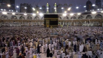 Foto: Umat Muslim mengelilingi Ka`bah, saat menjalani ibadah Umrah, di kota suci Muslim di Mekah, Arab Saudi. (istimewa/AP)