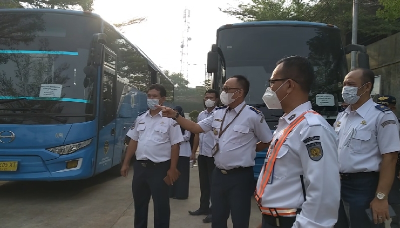 Direktur Angkutan Jalan BPTJ, Tatan Rustandi meninjau di Stasiun Cikarang (Foto:BeritaTrans.com/ahmad) 