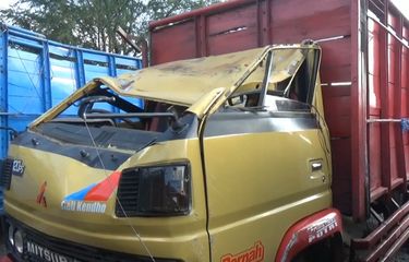 Truk muatan tebu yang terguling dan menimpa pemotor hingga tewas di kabupaten Tulungagung Jawa Timur, di amankan di unit laka lantas Polres Tulungagung Jawa Timur, Ahad (10/10/2021).