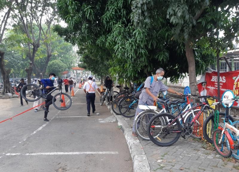 Area parkir sepeda di Stasiun Bekasi.