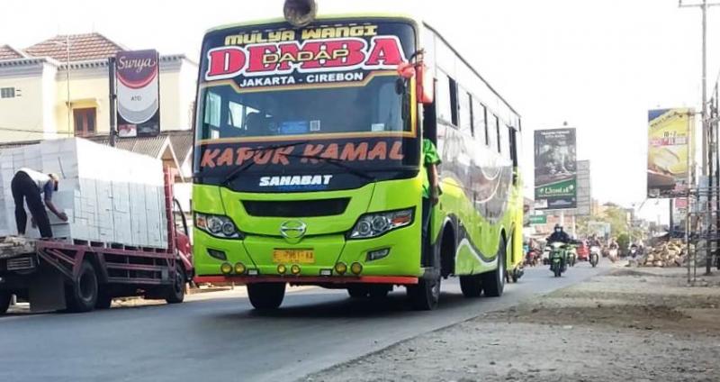 Bus “Demba” Sahabat tiap hari meluncur melewati Kota Indramayu pukul 07.00 WIB. (Taryani)