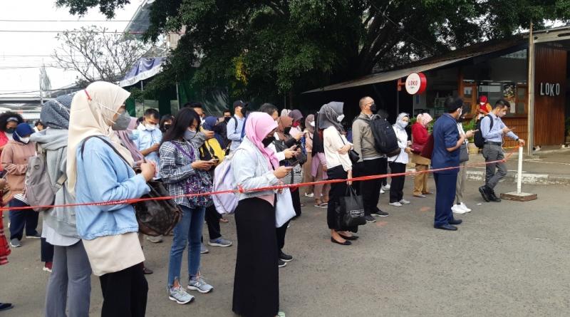 Atrean penumpang KRL saat hendak masuk Stasiun Bekasi, Senin (11/10/2021). 