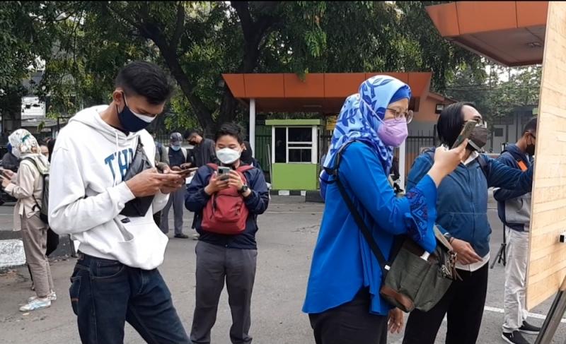 Penumpang KRL saat hendak melakukan scan kode QR Aplikasi PeduliLindungi di Stasiun Bekasi, Senin (11/10/2021).