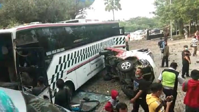 Kecelakaan terjadi di ruas Tol Bogor Outer Ring Road (BORR), tepatnya di Gerbang Tol Sentul Barat, Kabupaten Bogor.
