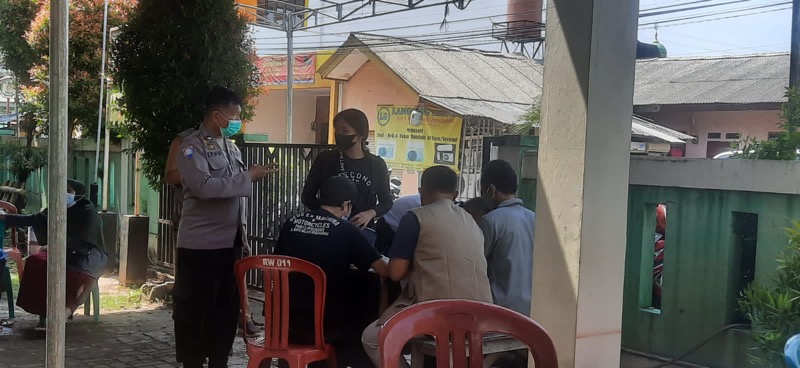 Polsek Bekasi Timur gencar vaksinasi bagi warganya, Selasa (12/10/2021). Foto: Dok. Polrestro Bekasi Kota/BeritaTrans.com.