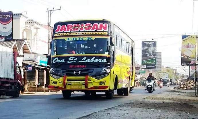 Bus ‘Jaringan Jaya’  PO Setia Negara termasuk bus lama yang kaya pengalaman menghantarkan penumpang dari jalan Pantura Indramayu-Jakarta atau sebaliknya. (Taryani)      